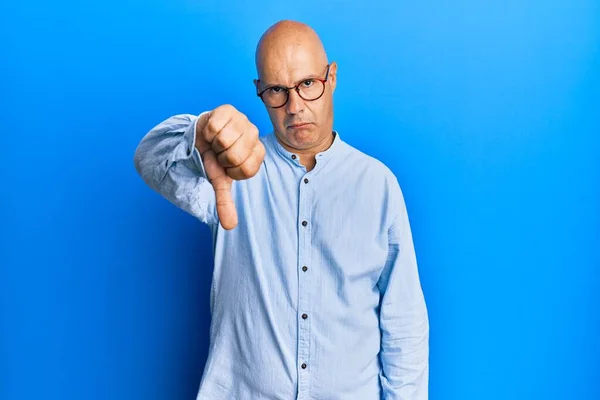 Homem Careca Meia Idade Vestindo Roupas Casuais Óculos Olhando Infeliz — Fotografia de Stock