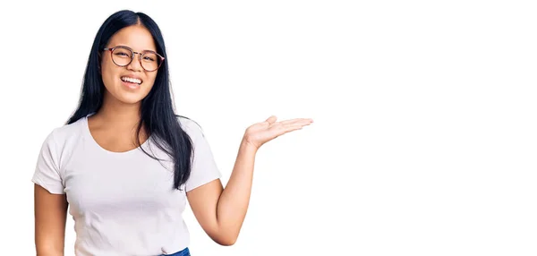 Young Beautiful Asian Girl Wearing Casual Clothes Glasses Smiling Cheerful — Stock Photo, Image