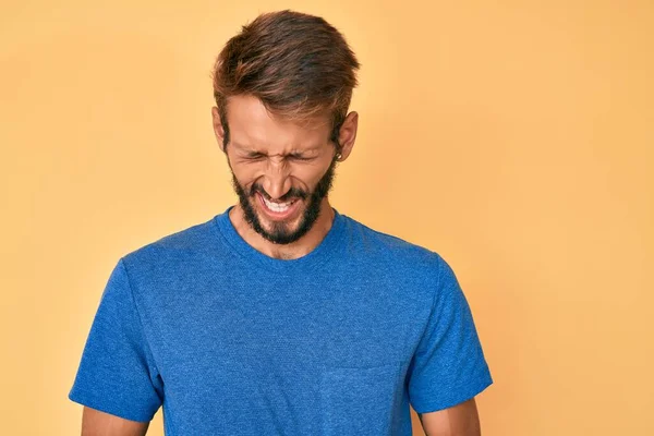 Bel Homme Caucasien Avec Barbe Portant Des Vêtements Décontractés Avec — Photo