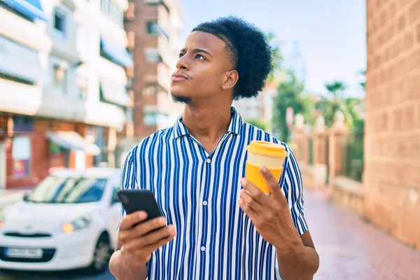 Ung Afrikansk Amerikansk Man Med Olyckliga Uttryck Med Hjälp Smartphone — Stockfoto
