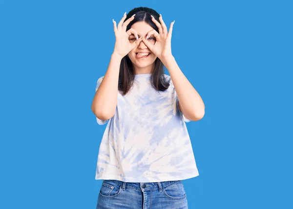 Menina Bonita Nova Vestindo Camisa Casual Fazendo Gesto Como Binóculos — Fotografia de Stock