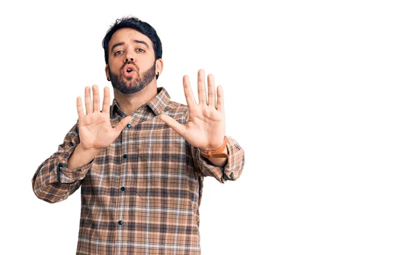 Jonge Latijns Amerikaanse Man Casual Kleding Die Handpalmen Weghoudt Die — Stockfoto