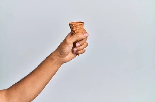 Mão Homem Hispânico Segurando Cone Biscoito Sobre Fundo Branco Isolado — Fotografia de Stock