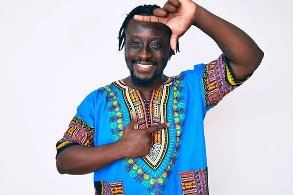 Joven Hombre Afroamericano Con Trenzas Con Camiseta Tradicional Africana Sonriendo —  Fotos de Stock