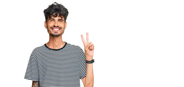 Giovane Uomo Ispanico Indossa Abiti Casual Sorridente Con Volto Felice — Foto Stock