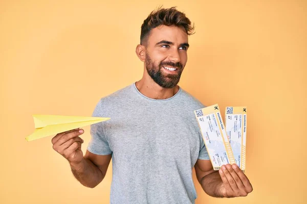 Jovem Hispânico Segurando Avião Papel Cartão Embarque Sorrindo Olhando Para — Fotografia de Stock