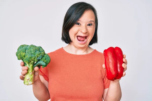 Bruna Donna Con Sindrome Con Broccoli Peperoncino Sorridente Ridente Forte — Foto Stock