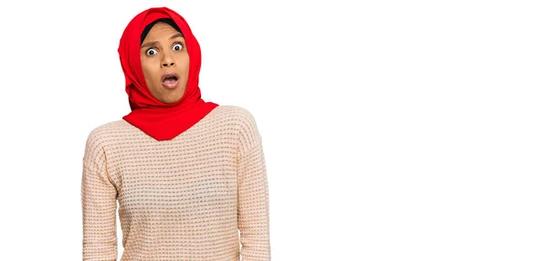 Joven Mujer Afroamericana Vestida Con Tradicional Bufanda Islámica Hijab Cara —  Fotos de Stock