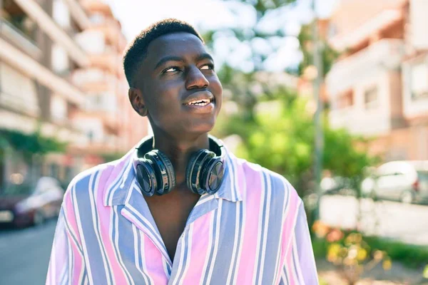 Jeune Homme Afro Américain Utilisant Des Écouteurs Marchant Dans Rue — Photo