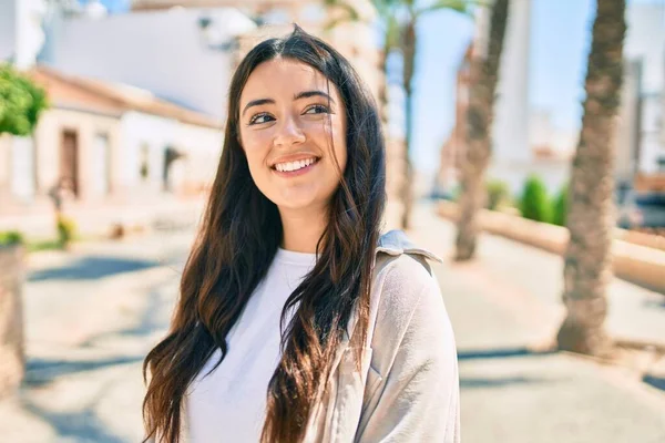 Joven Mujer Hispana Sonriendo Feliz Caminando Por Ciudad — Foto de Stock