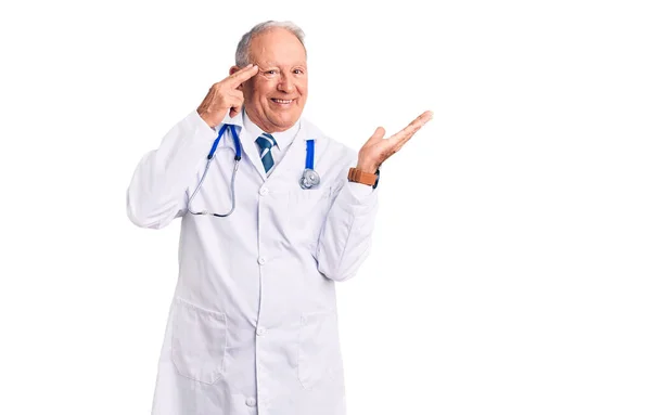 Den Äldre Stilige Gråhårige Mannen Bär Läkarrock Och Stetoskop Förvirrad — Stockfoto