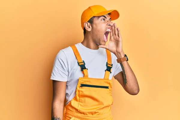 Jovem Afro Americano Bonito Vestindo Uniforme Faz Tudo Sobre Fundo — Fotografia de Stock