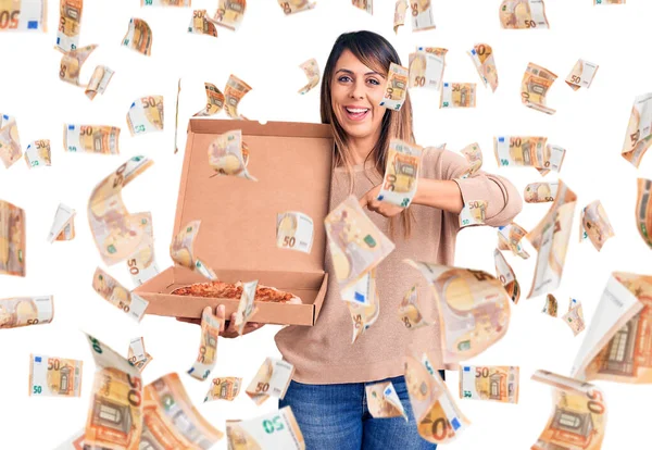 Jonge Mooie Vrouw Houden Levering Kartonnen Doos Met Pizza Glimlachen — Stockfoto