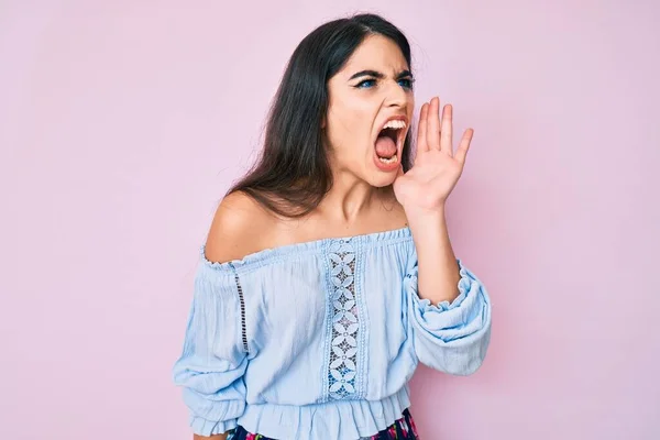Bruneta Dospívající Dívka Neformálním Oblečení Křičí Křičí Stranu Rukou Ústech — Stock fotografie