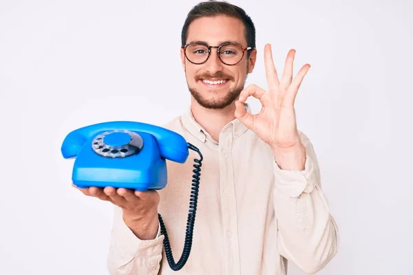 Jovem Homem Bonito Segurando Telefone Vintage Fazendo Sinal Com Dedos — Fotografia de Stock