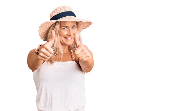 Fitte Blonde Frau Mittleren Alters Mit Sommermütze Und Positiver Geste — Stockfoto