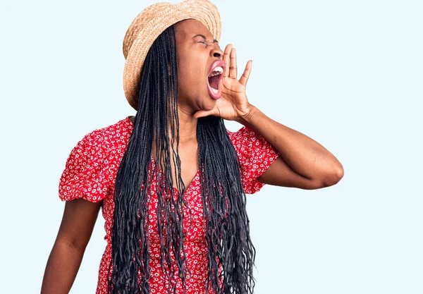 Młoda Afroamerykanka Letniej Czapce Krzycząca Krzycząca Głośno Stanąć Ręką Twarz — Zdjęcie stockowe
