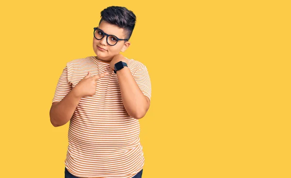 Chlapeček Neformálním Oblečení Brýlích Spěchu Ukazuje Čas Netrpělivost Dívá Kameru — Stock fotografie