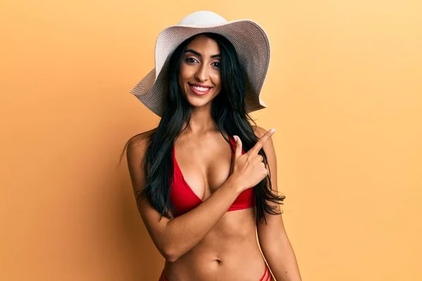 Beautiful Hispanic Woman Wearing Bikini Summer Hat Smiling Cheerful Pointing — Stock Photo, Image