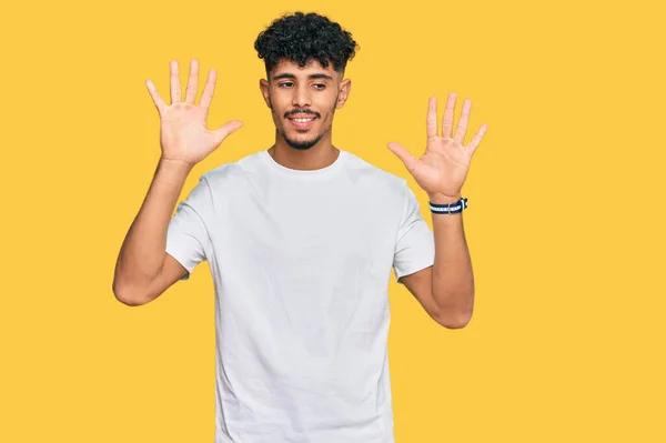 Jovem Árabe Homem Vestindo Casual Branco Shirt Mostrando Apontando Para — Fotografia de Stock