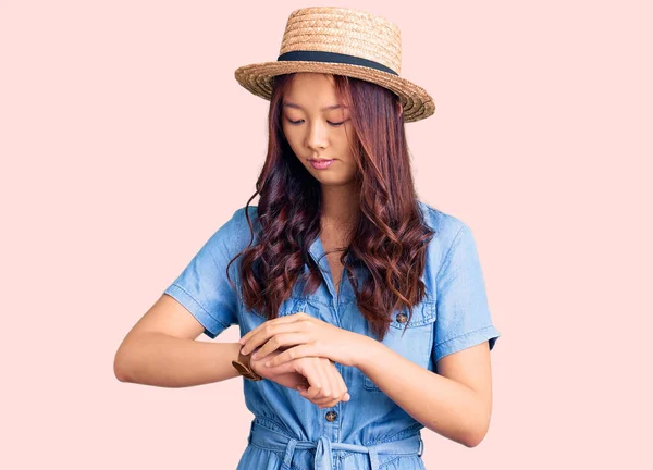 Junge Schöne Chinesische Mädchen Mit Sommermütze Die Der Armbanduhr Die — Stockfoto