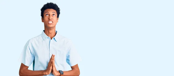 Jovem Afro Americano Vestindo Roupas Casuais Implorando Orando Com Mãos — Fotografia de Stock