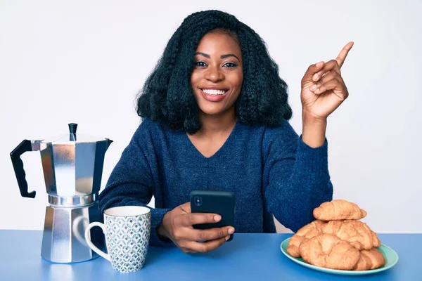 Belle Femme Africaine Prenant Petit Déjeuner Aide Smartphone Surpris Par — Photo