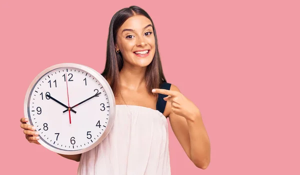 Jeune Femme Hispanique Tenant Une Grande Horloge Souriant Heureux Pointant — Photo