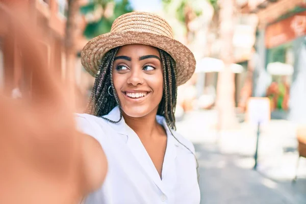 Mladá Africká Americká Žena Copánky Úsměvem Šťastný Přičemž Selfie Obrázek — Stock fotografie