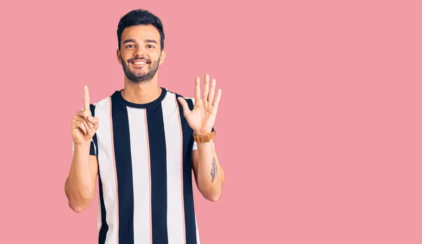 Joven Hombre Hispano Guapo Con Camiseta Rayas Mostrando Señalando Con —  Fotos de Stock