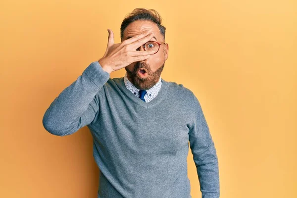 Bonito Homem Meia Idade Usando Óculos Espreitando Choque Cobrindo Rosto — Fotografia de Stock