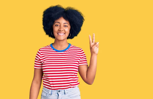 Jovem Afro Americana Vestindo Roupas Casuais Sorrindo Com Rosto Feliz — Fotografia de Stock