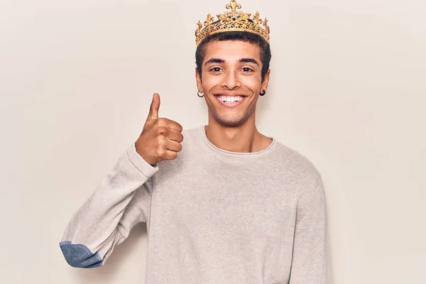 Jovem Homem Americano Africano Vestindo Príncipe Coroa Sorrindo Feliz Positivo — Fotografia de Stock