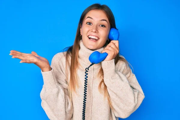 Mulher Branca Bonita Falando Telefone Vintage Celebrando Vitória Com Sorriso — Fotografia de Stock