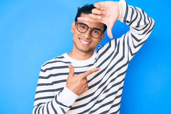 Joven Hombre Hispano Guapo Usando Suéter Casual Gafas Sonrientes Haciendo — Foto de Stock