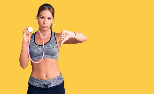 Joven Mujer Hispana Hermosa Usando Ropa Deportiva Sosteniendo Estetoscopio Con — Foto de Stock