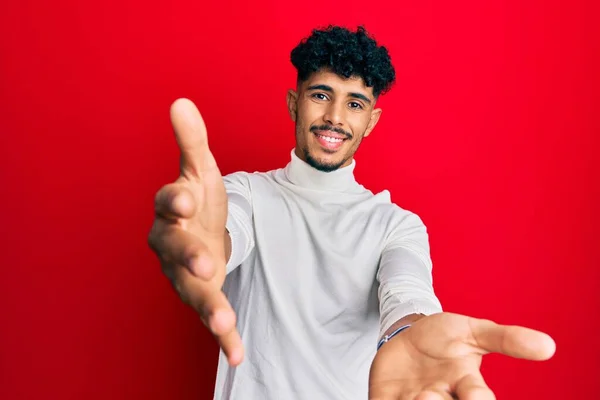 Jonge Arabische Knappe Man Draagt Coltrui Kijkt Naar Camera Glimlachend — Stockfoto