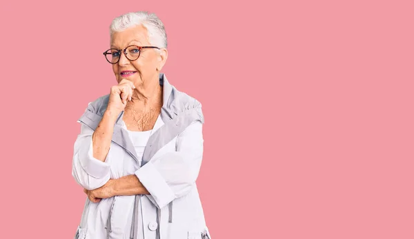 Mujer Mayor Hermosa Con Ojos Azules Cabello Gris Con Ropa — Foto de Stock