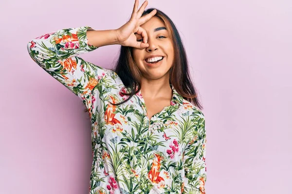 Jonge Latijn Vrouw Dragen Casual Kleding Glimlachen Gelukkig Doen Teken — Stockfoto