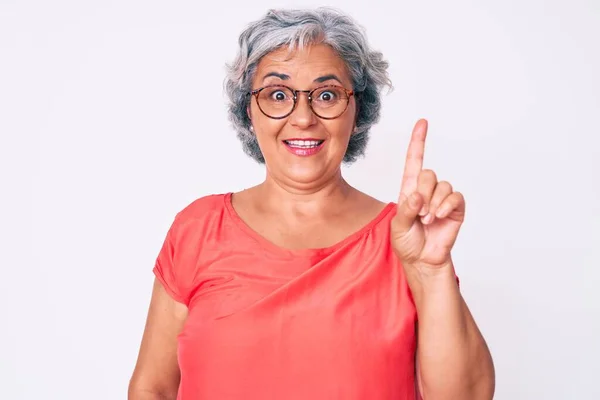 Starsza Latynoska Siwa Kobieta Luźnych Ubraniach Okularach Pokazująca Wskazująca Palcem — Zdjęcie stockowe