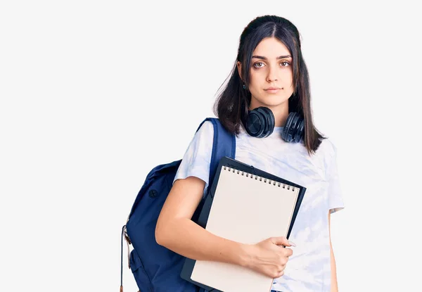 Νεαρό Όμορφο Κορίτσι Φορώντας Σακίδιο Μαθητή Κρατώντας Σημειωματάριο Σκέψης Στάση — Φωτογραφία Αρχείου