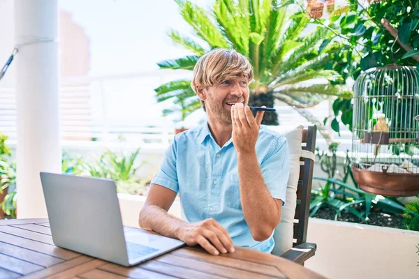 Medelålders Stilig Man Som Arbetar Hemma Med Dator Laptop Och — Stockfoto