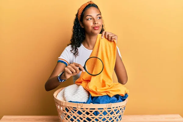Mladá Africká Americká Dívka Drží Lupu Hledá Skvrny Oblečení Úsměvem — Stock fotografie