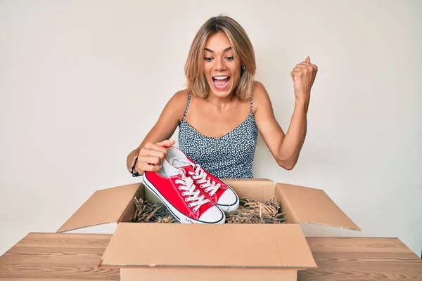 Belle Femme Caucasienne Prenant Occasionnelles Chaussures Rouges Boîte Célébrant Victoire — Photo