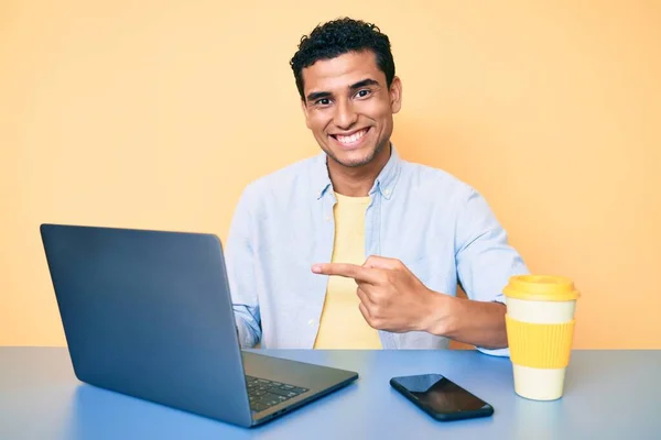 Ofiste Dizüstü Bilgisayarla Çalışan Yakışıklı Spanyol Adam Mutlu Bir Şekilde — Stok fotoğraf