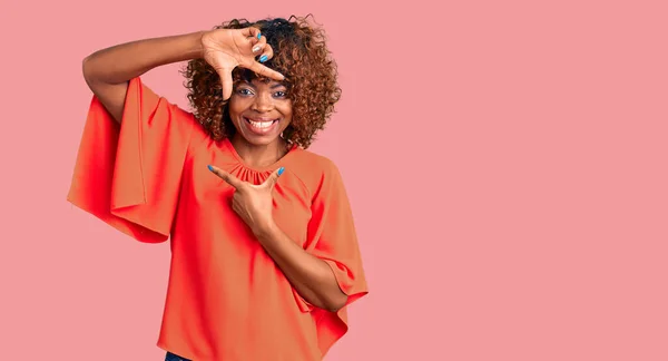 Jonge Afro Amerikaanse Vrouw Met Casual Kleding Die Glimlacht Een — Stockfoto