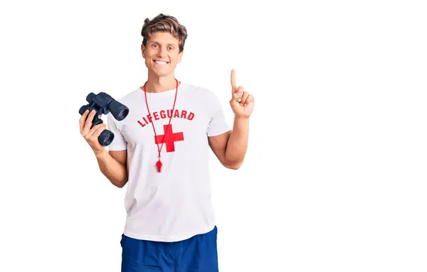 Joven Hombre Guapo Con Camiseta Salvavidas Usando Prismáticos Sorprendidos Con — Foto de Stock