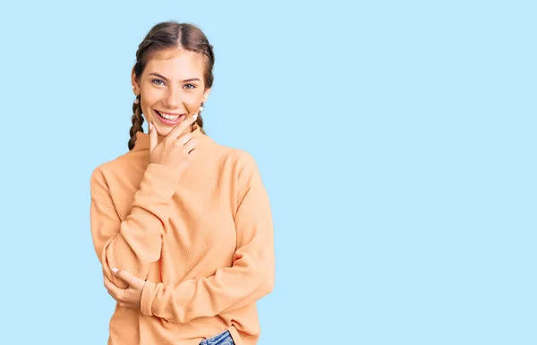 Hermosa Mujer Caucásica Con Pelo Rubio Usando Suéter Invierno Casual —  Fotos de Stock