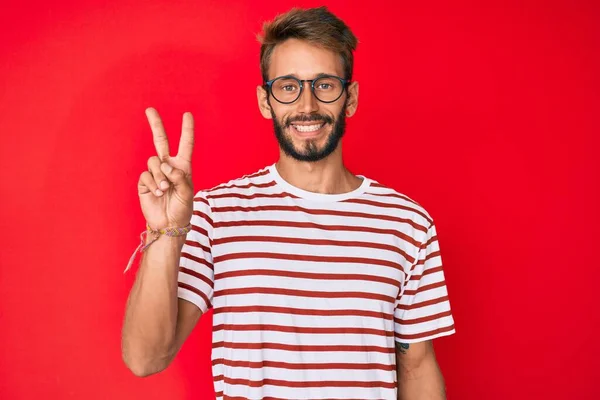 Bonito Caucasiano Com Barba Vestindo Roupas Casuais Óculos Sorrindo Com — Fotografia de Stock