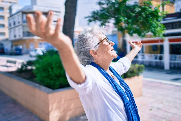 Anciana Mujer Mayor Con Pelo Gris Sonriendo Feliz Con Los —  Fotos de Stock
